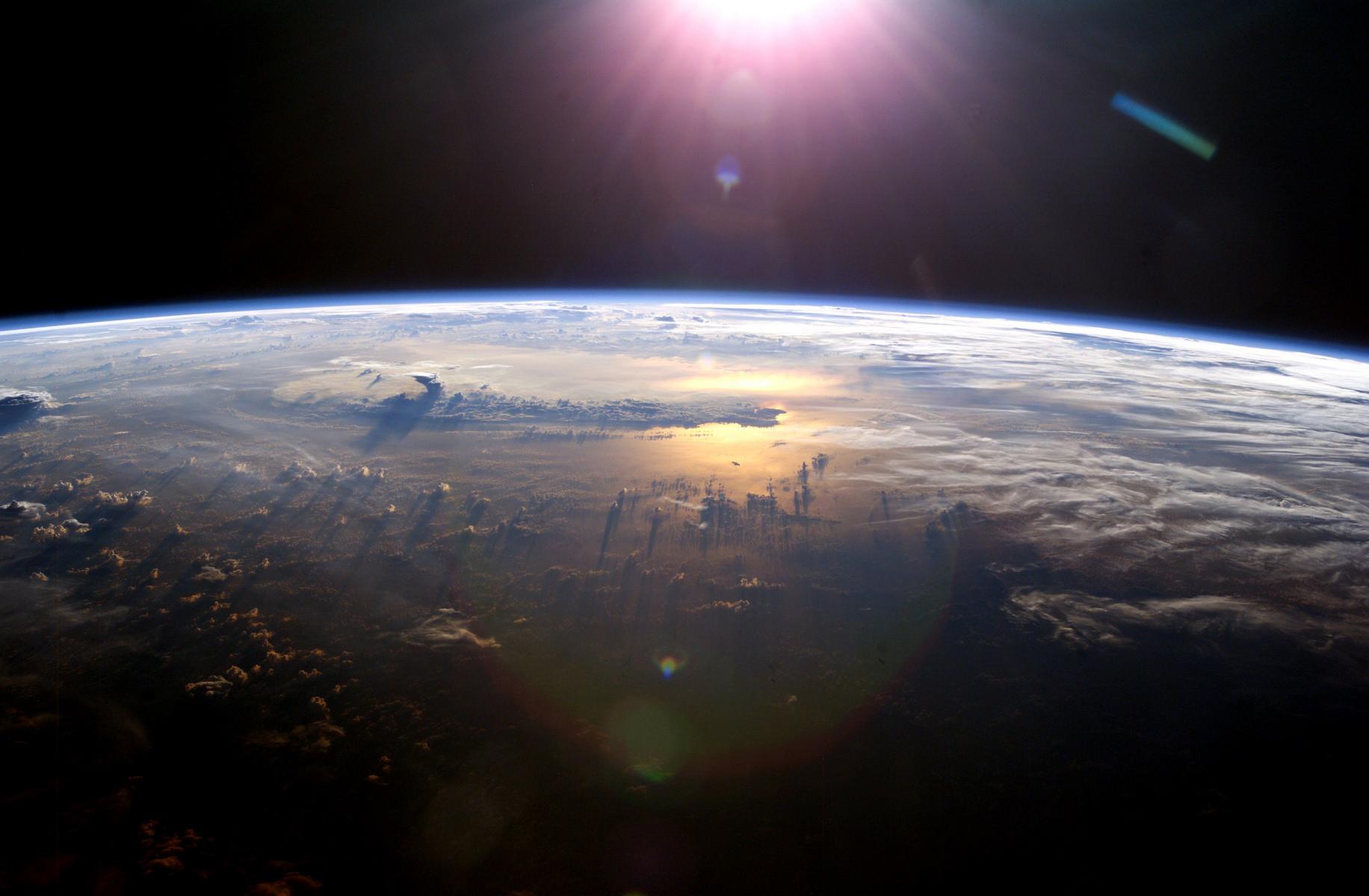 Really shows how thin that atmosphere is.
Unfortunelly there was a big blue thing with clouds on it in the way of this picture ;)
