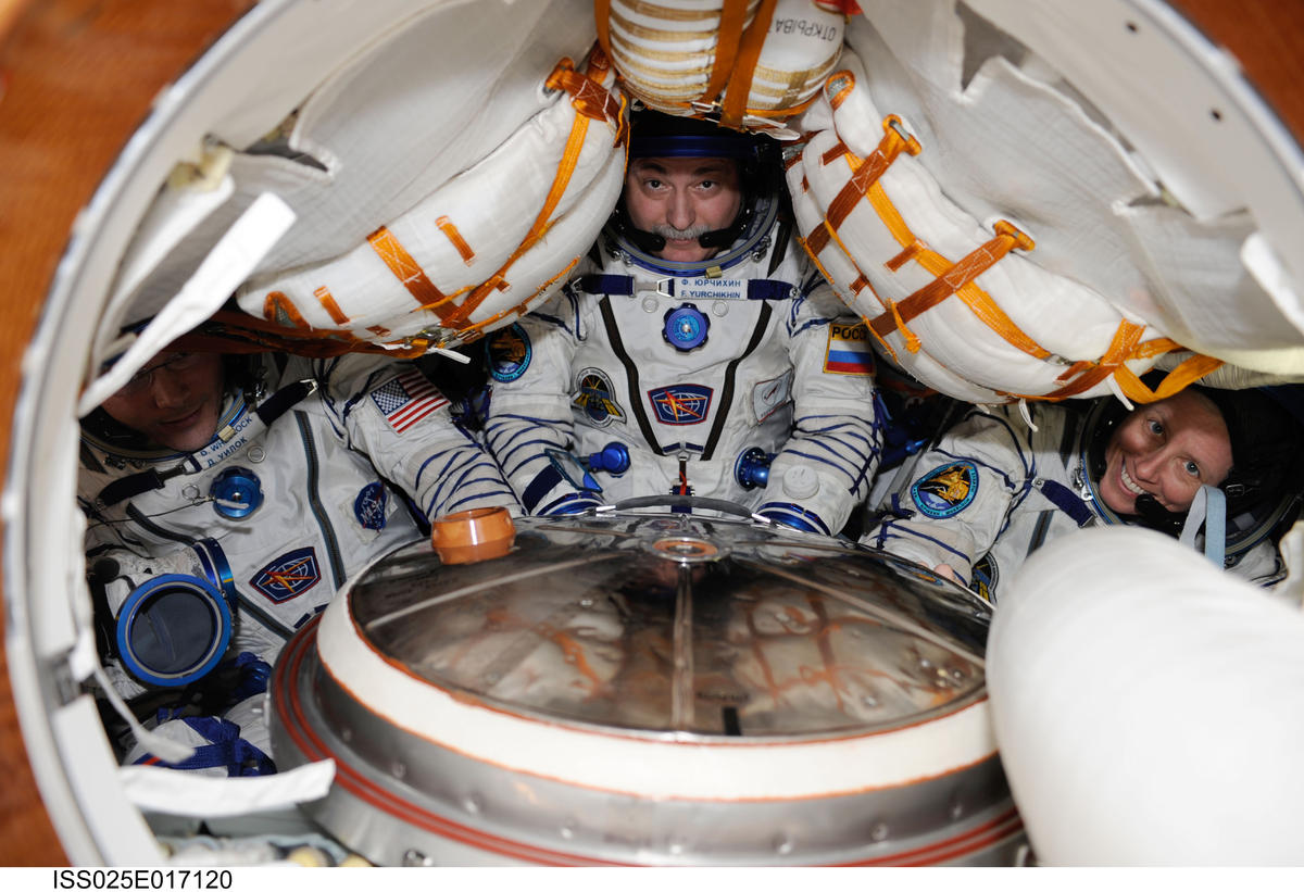 Roscosmos cosmonaut Fyodor Yurchikhin and NASA astronauts Doug Wheelock and Shannon Walker on the SoyuzTMA-19 spacecraft