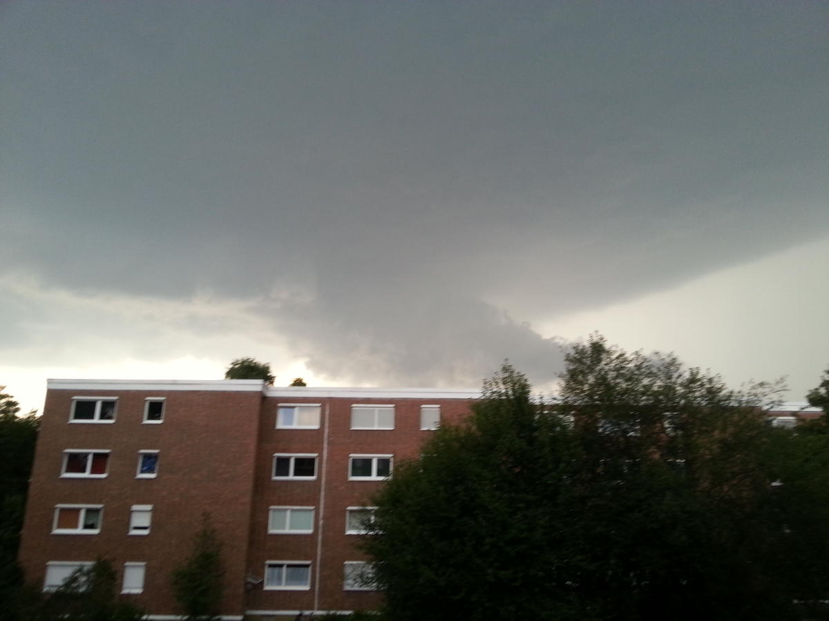 Wall cloud over Wolfsburg 1/2