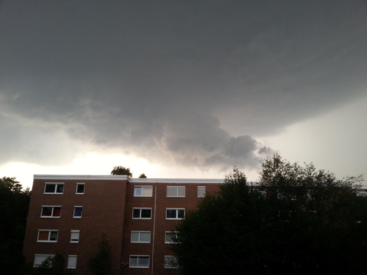 Wall cloud over Wolfsburg 2/2